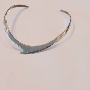 STRIKING SOLID SILVER COLLAR NECKLACE